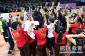 图文：精英赛中国女排夺冠 非常欢乐