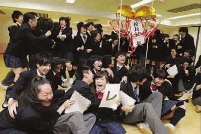 三浦雄一郎任校长的高中学生欣喜若狂　图IC