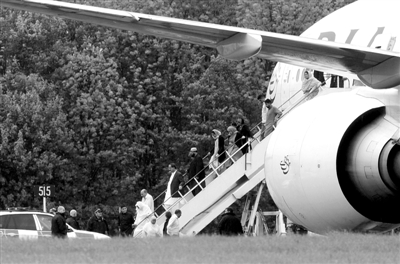 5月24日，英国伦敦斯坦斯特德机场，乘客正从被“拦截”客机上下来。