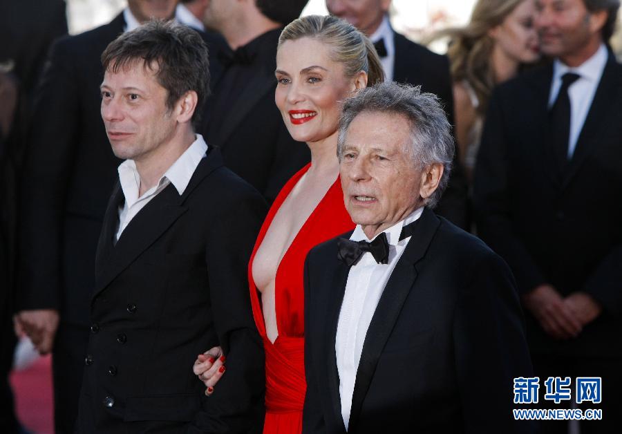 5月25日，在第66届戛纳电影节上，影片《穿裘皮的维纳斯》导演罗曼·波兰斯基（右）、演员马修·阿马立克（左）、艾玛纽尔·塞尼耶出席该片首映式。新华社记者周磊摄