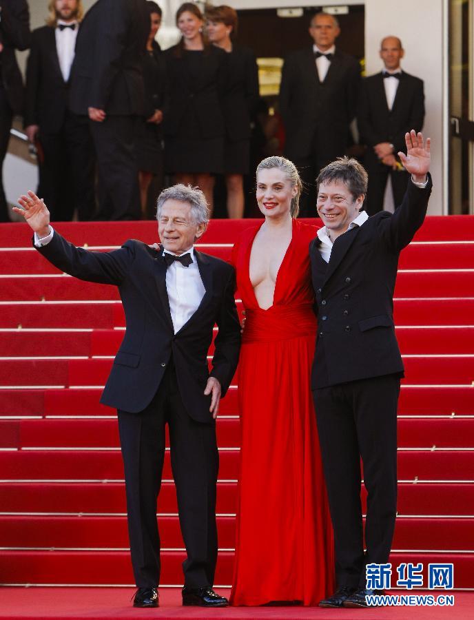 5月25日，在第66届戛纳电影节上，影片《穿裘皮的维纳斯》导演罗曼・波兰斯基（右）、演员马修・阿马立克（左）、艾玛纽尔・塞尼耶出席该片首映式。新华社记者周磊摄