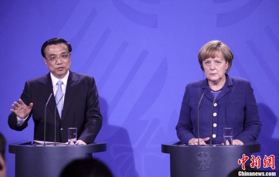 当地时间5月26日，中国国务院总理李克强在柏林与德国总理默克尔举行会谈后，共同会见记者。中新社发 郭金超 摄