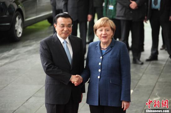 5月26日，中国国务院总理李克强在柏林出席德国总理默克尔举行的欢迎仪式。郭金超 摄