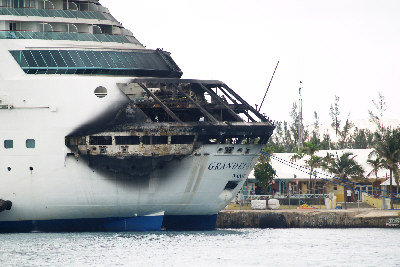 火势两小时后就被扑灭，皇家加勒比公司仍在调查起火原因。