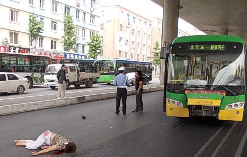 [转载] 女子华北路横穿马路被公交车撞飞身亡 现场惨烈