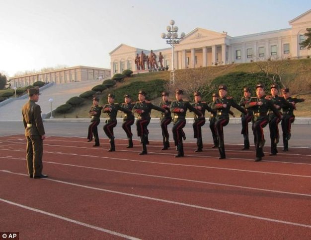 朝鲜11岁少年兵生活训练场景曝光
