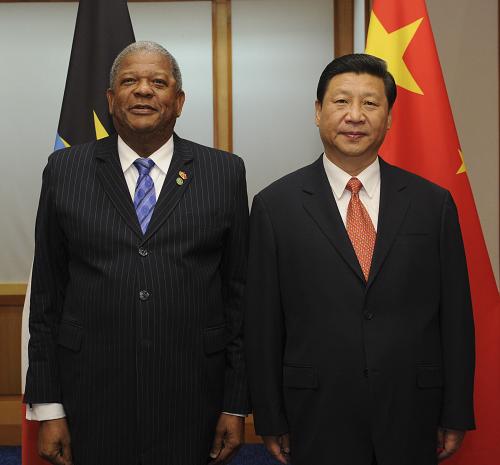 2013年6月1日，国家主席习近平在特立尼达和多巴哥首都西班牙港会见安提瓜和巴布达总理斯潘塞。