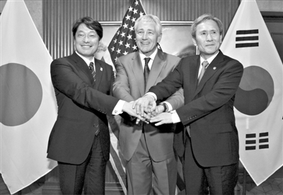 1日，新加坡香格里拉对话会，日本防卫大臣小野寺五典（左）、美防长哈格尔（中）、韩防长金宽镇（右）在会晤后发表联合声明。