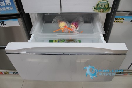 美菱BCD-350WPB冰箱的冷冻容积为101L，冷冻能力达到15kg/24h，节假日再多食物也能轻松存储。