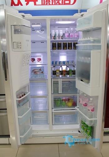 卡萨帝BCD-580WBCRH冰箱一般放在空间相对狭小的餐厅或者厨房，该机采用竖向隐藏把手设计，给您带来更广泛的活动空间。