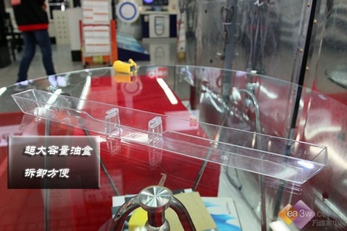 该油烟机采用了大容量油盒，被高速分离出来的油分子在重力作用下顺着倾斜的油网滑落至油盒，整体设计十分科学合理，油盒的拆卸也相当方便。