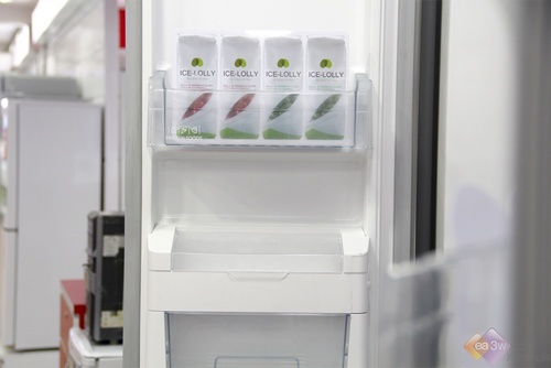 为了更好利用冰箱内部空间，将零散的食物分别安置于两侧，单独制冰盒、单独蛋架和大容量饮料架。