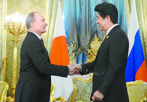 资料图：俄罗斯总统普京左4月29日在莫斯科与来访的日本首相安倍晋三会谈。