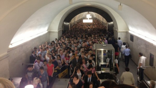 莫斯科地铁内浓烟笼罩，大批乘客被疏散。