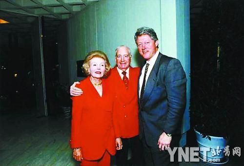 安纳伯格夫妇（红衣）是美国梦的代表