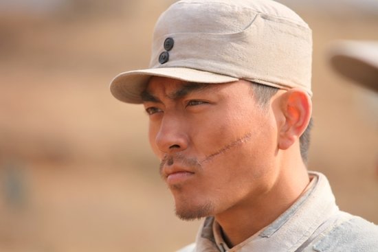 频繁在多部战争戏里扮演军人的新锐演员张宁江,在最新电视剧《战雷》