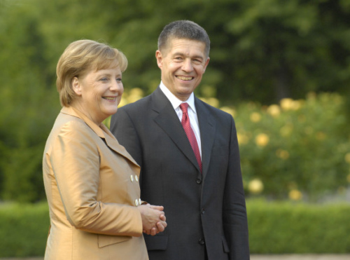 资料图:德国总理默克尔和丈夫绍尔
