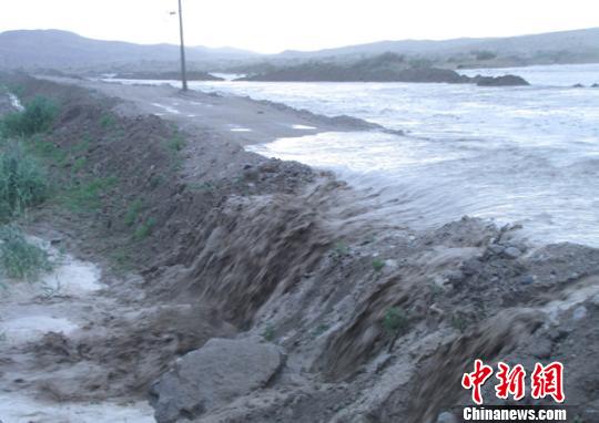 图为新疆博湖县南山地区8处防洪提垮塌，农作物被淹。　苟秀君　摄