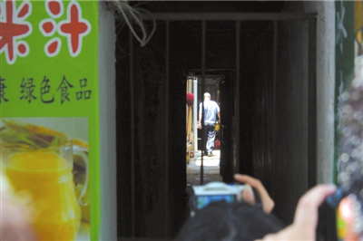 民警正在犯罪嫌疑人陈水总的住处勘查。京华时报记者潘之望摄