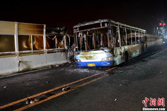 记者从厦门市政府新闻办公室获悉，7日18时20分许，福建省厦门市一公交车在行驶过程中突然起火，共造成47人死亡、34人因伤住院。图为事故现场。