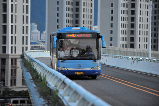8日19时，一辆满载乘客的BRT公交车从厦门蔡塘站方向驶入金山站。 新华社 图