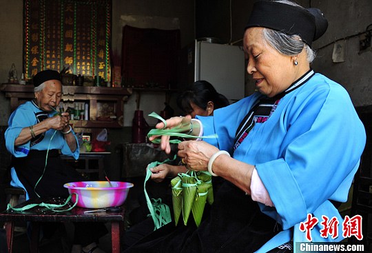 6月11日,貴州安順天龍屯堡的布依族老人在準備端午食用的粽子.