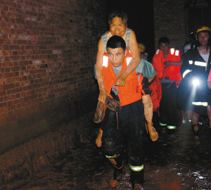 商州油坊村突降暴雨 消防战士洪水中救出40多人(组图)