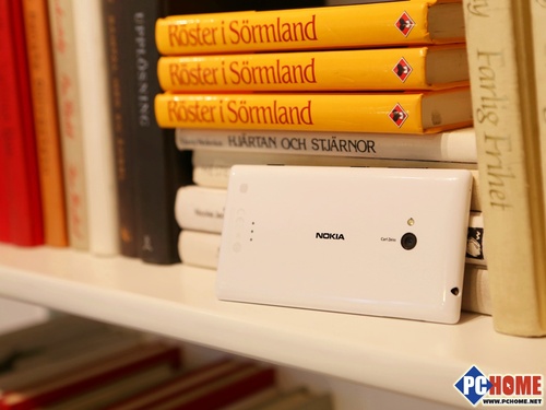 诺基亚Lumia 720背面图