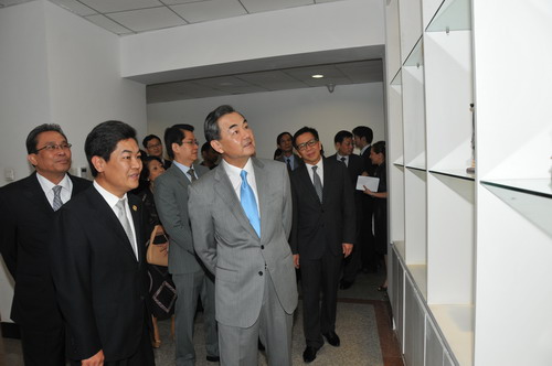 王毅外长和东盟驻华使节共同参观中国-东盟中心。外交部网站