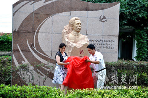 印度一记者骑在灾民肩膀上报道洪水遭批(图)