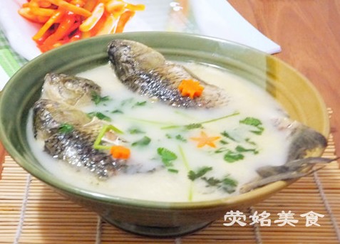 滋补圣品:简单易学营养奶白鲫鱼汤鲫鱼肉质细嫩,肉味甜美,营养价值