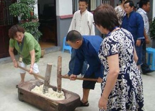 新疆少数民族华侨华人考察团贵州龙井村感受民风