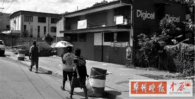 这是2013年6月25日在巴布亚新几内亚首都莫尔兹比港拍摄的遇害中国人工作的面包房外景。 