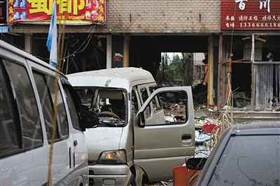 爆炸将餐馆四壁炸塌，从前门能看到后院，门前的车辆也受损严重。