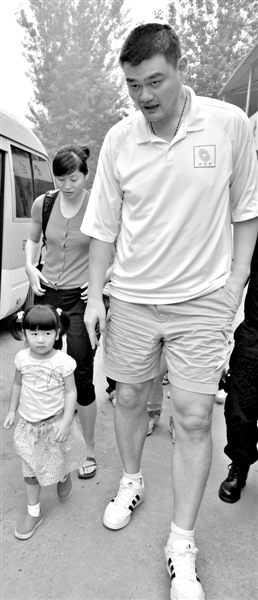 姚明携妻女参加公益 姚沁蕾首次公开亮相 姚明的女儿姚沁蕾(左)昨日首次在公众面前正式亮相。新京报记者 吴江 摄