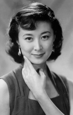 岸惠子,1953-1954年主演了空前卖座及成为社会现象的《请问芳名》三部