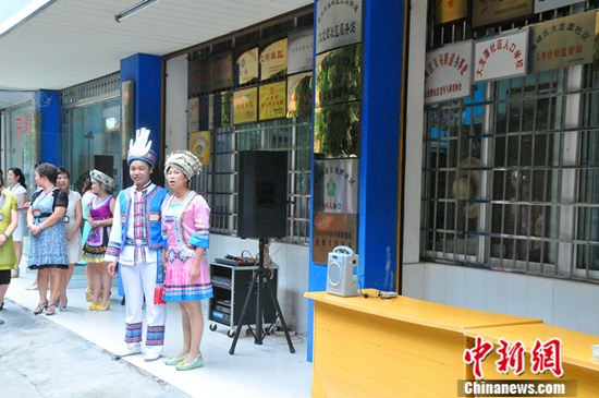 广西柳州车辆厂社区在社区统战工作站的民族女子手工作坊继续开展各类技能培训活动，帮助下岗失业的妇女再就业。图为妇女在进行珠绣。