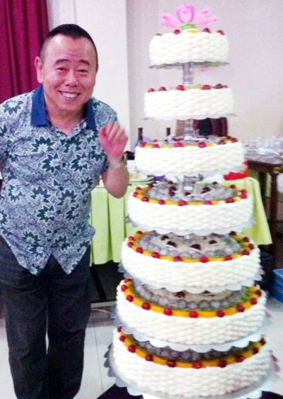 潘长江57岁大寿 与生日蛋糕比高矮