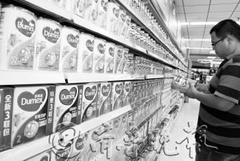超市仍是济南婴幼儿奶粉销售的主要渠道之一。本报记者　郭建政　摄