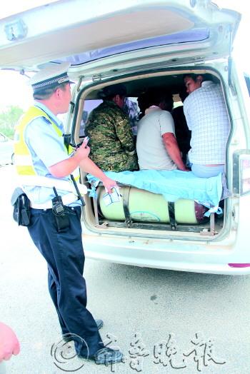 2日早上6点,在济南腊山河西路与清源路路口,槐荫交警大队民警查获的一辆超员面包车上,三名农民工坐到了液化气罐上。