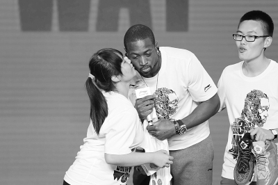 昨天率热火蝉联总冠军的NBA巨星韦德空降北京，开启他的2013中国行之旅。