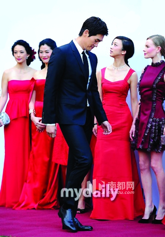 9Cut，众星秀　首尔当地时间7月3日，众星出席某活动。刘智泰走过，汤唯（右二）、凯特・波茨沃斯（右一）在他身后。