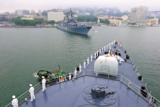5日，中国海军沈阳舰驶入俄罗斯符拉迪沃斯托克港 新华社发