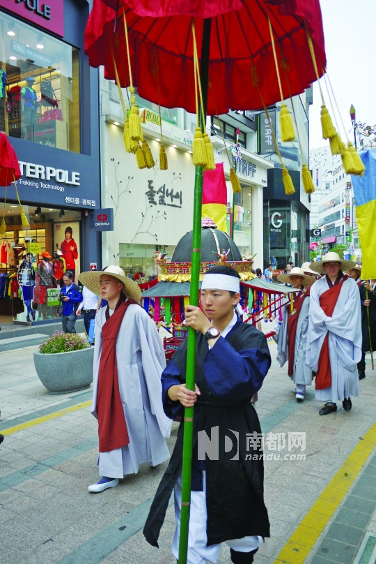 光复洞是釜山最繁华的地方，经常遇到各种游行队伍。