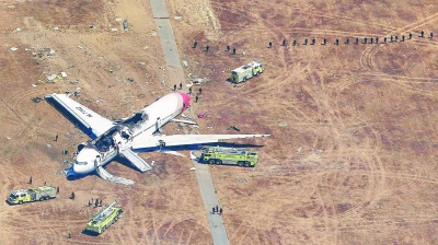 6日在美國加利福尼亞州舊金山國際機場拍攝的失事客機殘骸.