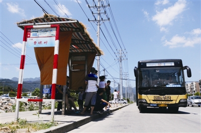 碧瑜摄0烈日当空,酷暑难耐,市区瓯海大道郭溪曹埭村出现了一个特殊的"