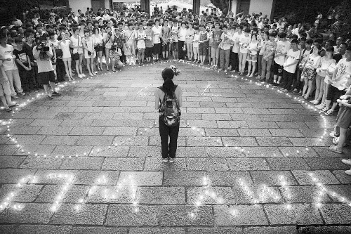 江山市民纪念遇难者叶梦圆和王琳佳