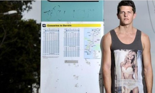 澳男子汗衫被指太挑逗，被拒绝上公共汽车。