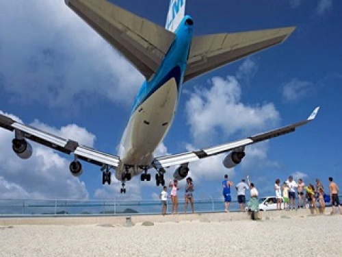 资料图:加勒比海圣马丁岛上的朱利安娜公主机场