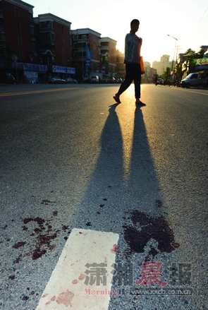 7月9日，长沙红星建材交易中心附近，事发现场的血迹清晰可见。图/记者陈勇